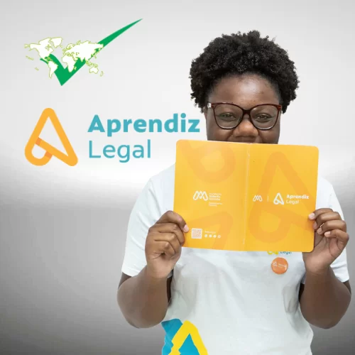 Participante do Aprendiz Legal exibindo material do programa