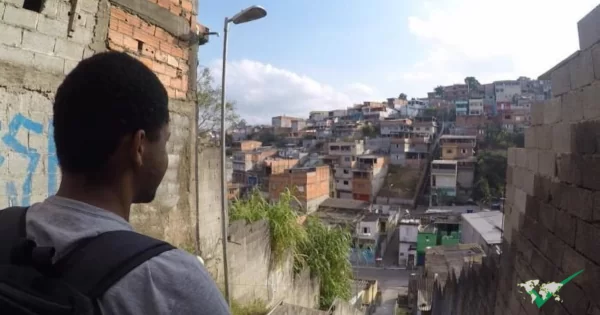 Jovem olhando para a comunidade