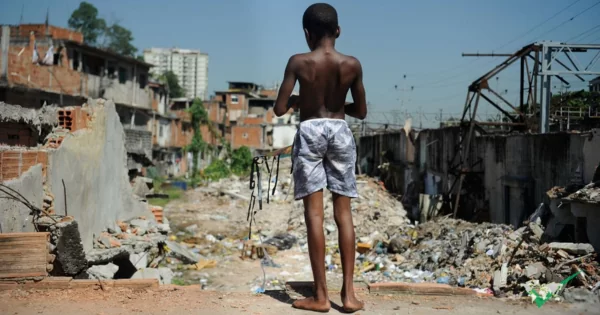 Menino olhando para a comunidade