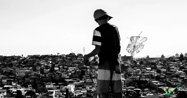 Menino olhando para a comunidade